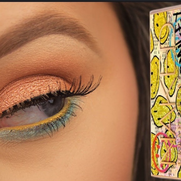 New Urban Decay x Smiley® Naked Eyeshadow Palette - Picture 5 of 13